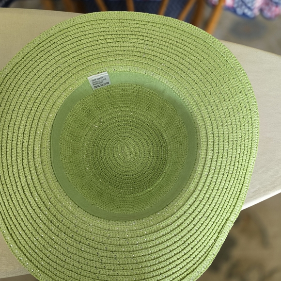 Five beautiful straw hats + hat box! - Picture 14 of 16